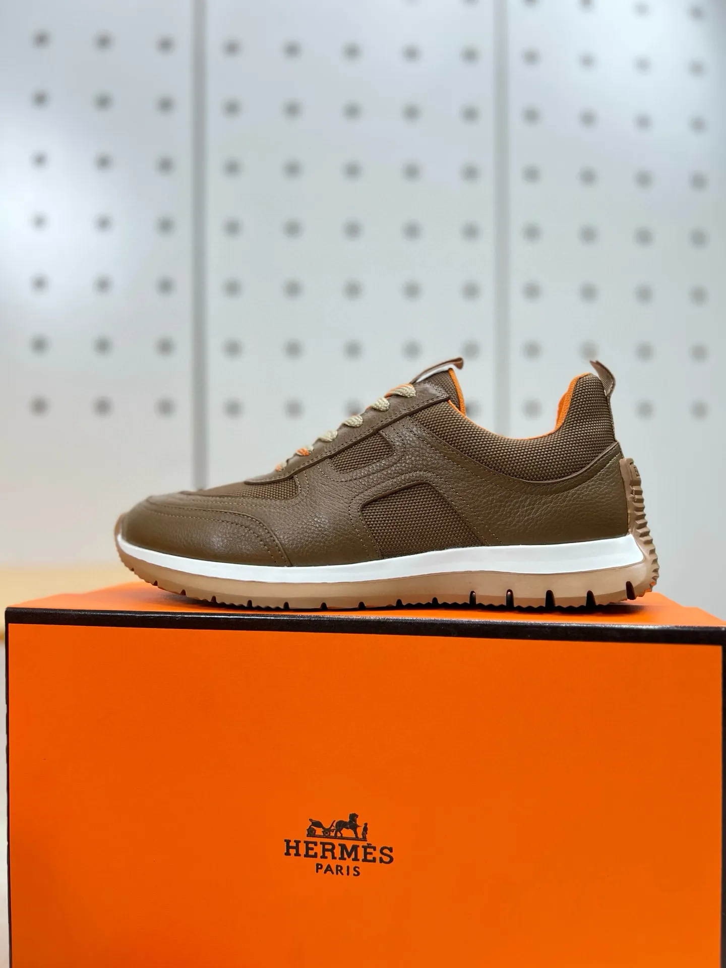 Factory price: 580💰Hermes Jimmy men's sneakers, Hermes high-tech canvas and suede goatskin sneakers with grooved rubber soles. Create a modern hiking style. Honey-colored rubber sole, white rubber midsole, pumpkin-colored high-tech canvas lining Size: 38-44 (45 customized)